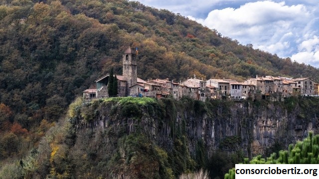 Castellfollit De La Roca Catalonia Spanyol, Desa Indah Di Atas tebing